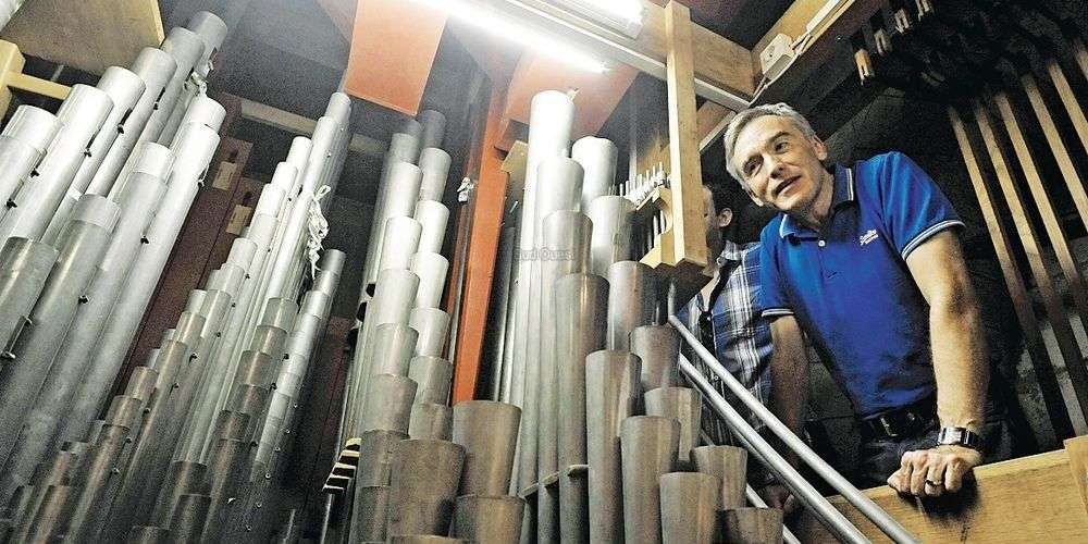 l interieur de l orgue de saint front est un enchevetrement complexe de tuyaux d etain et de tiges de bois que surveille aussi l organiste christian mouyen